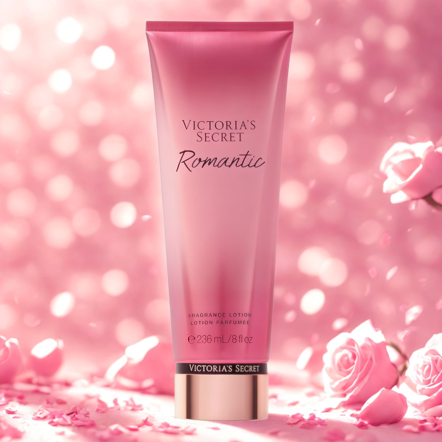 Tubo do hidratante perfumado importado Romantic Victoria's Secret em destaque em um ambiente romântico com rosas cor-de-rosa e brilhos suaves, evocando uma fragrância floral e delicada, disponível na Velyre.