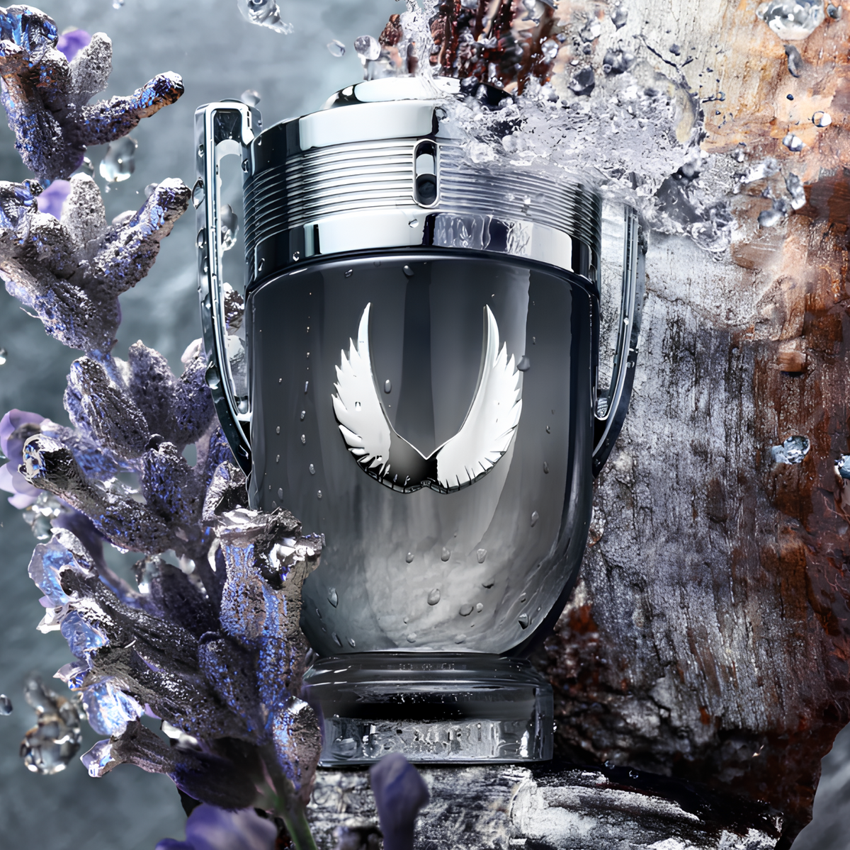 Perfume masculino Invictus Platinum Rabanne em destaque em um ambiente dinâmico com respingos de água e ramos de lavanda com gotas, evocando uma fragrância fresca e poderosa.