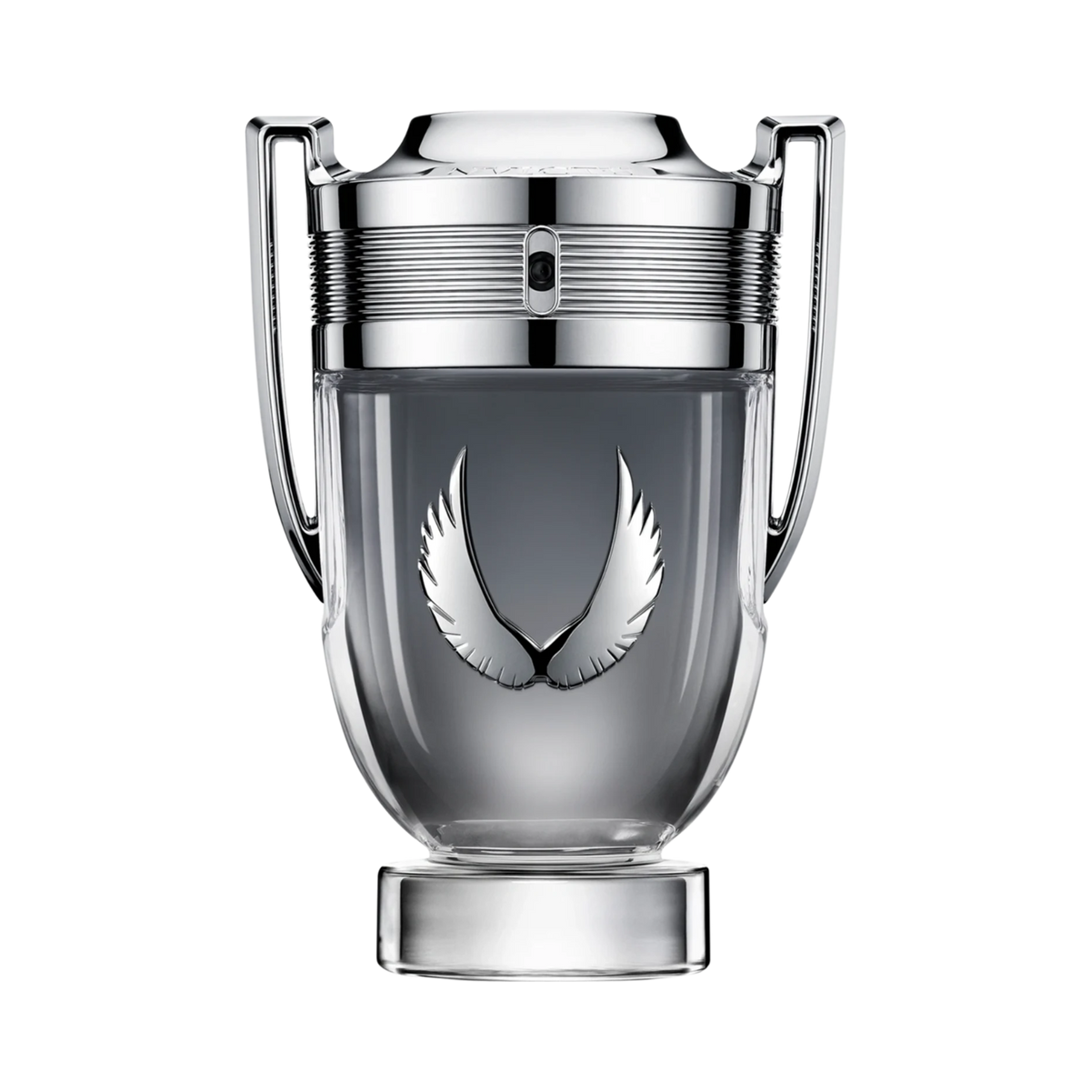 Frasco do perfume masculino Invictus Platinum Rabanne Eau de Parfum 100ml com design de troféu em vidro transparente e líquido em tom cinza escuro, com asas prateadas em relevo no centro. Possui alças laterais e tampa em metal prateado, com detalhes ranhurados.