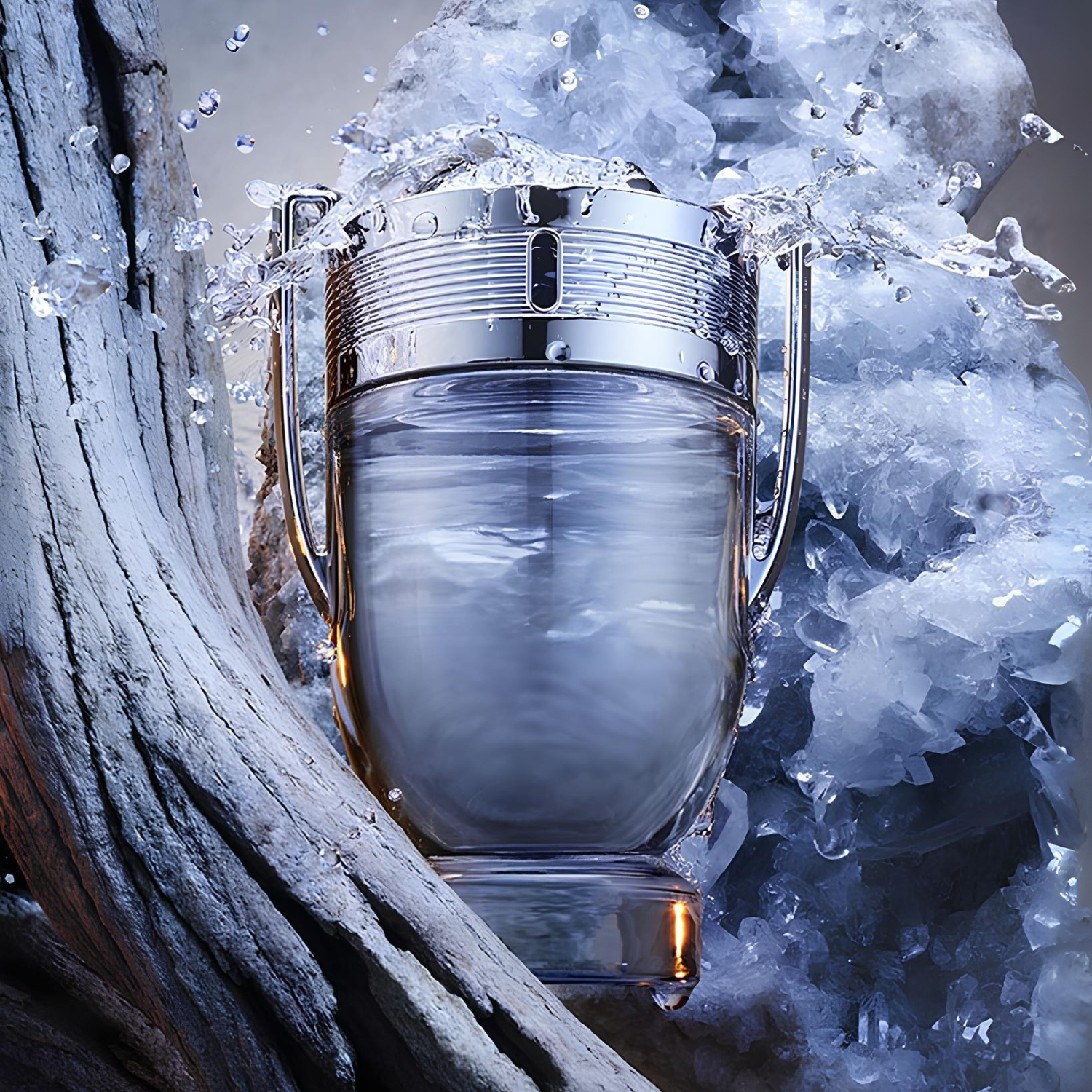 Perfume importado masculino Invictus Rabanne cercado por respingos de água e cristais de gelo, realçando a sensação de frescor e poder da fragrância, em um ambiente dinâmico, disponível na Velyre.