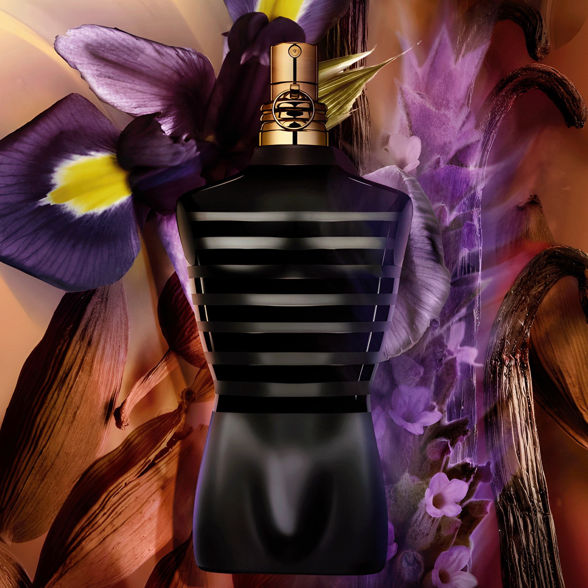 Perfume Le Male Le Parfum Jean Paul Gaultier em destaque em uma composição com grandes flores roxas (íris ou orquídeas), galhos secos e outros elementos naturais em tons terrosos e roxos, criando um contraste visual interessante.