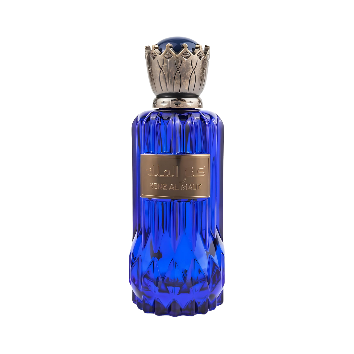 Frasco do perfume árabe unissex Kenz Al Malik Al Wataniah Eau de Parfum, disponível na Velyre, em vidro azul vibrante com detalhes facetados e texturizados, placa dourada com a inscrição 'كنز الملك' em árabe e 'KENZ AL MALIK' em letras latinas, tampa prateada ornamentada com detalhes que lembram uma coroa e pedra azul translúcida.