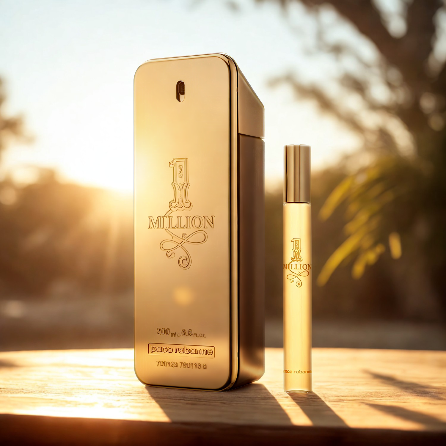 Perfume masculino importado One Million Rabanne Eau de Toilette de 200ml e o travel size de 10ml, ambos com design de barra de ouro, dispostos em uma superfície de madeira contra a luz do sol, disponível para compra na Velyre.