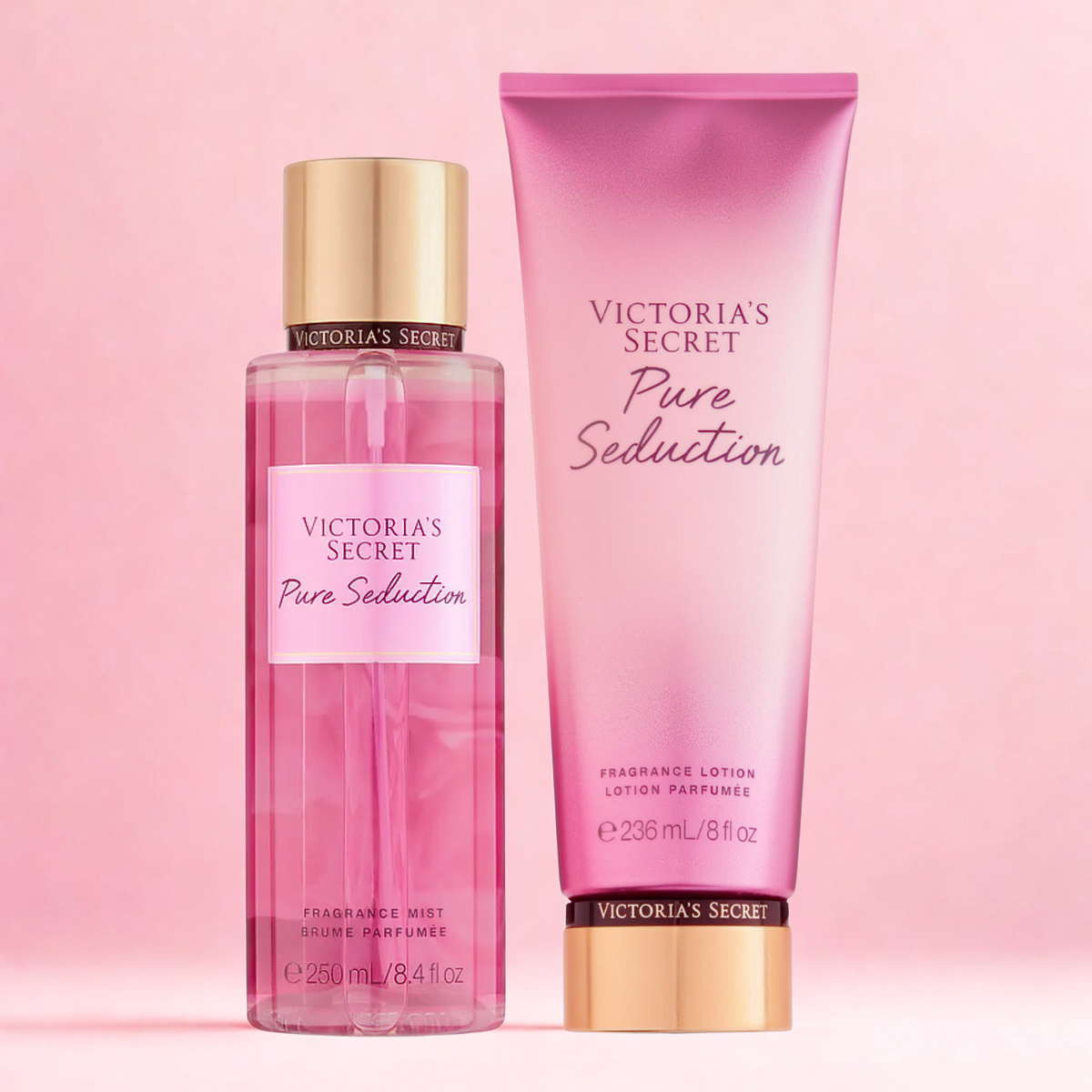 Kit de body splash e hidratante perfumado importado Pure Seduction Victoria's Secret em close-up, disponíveis na Velyre. A imagem mostra os produtos sobre uma superfície clara e brilhante, com o fundo suavemente desfocado em tons de rosa.