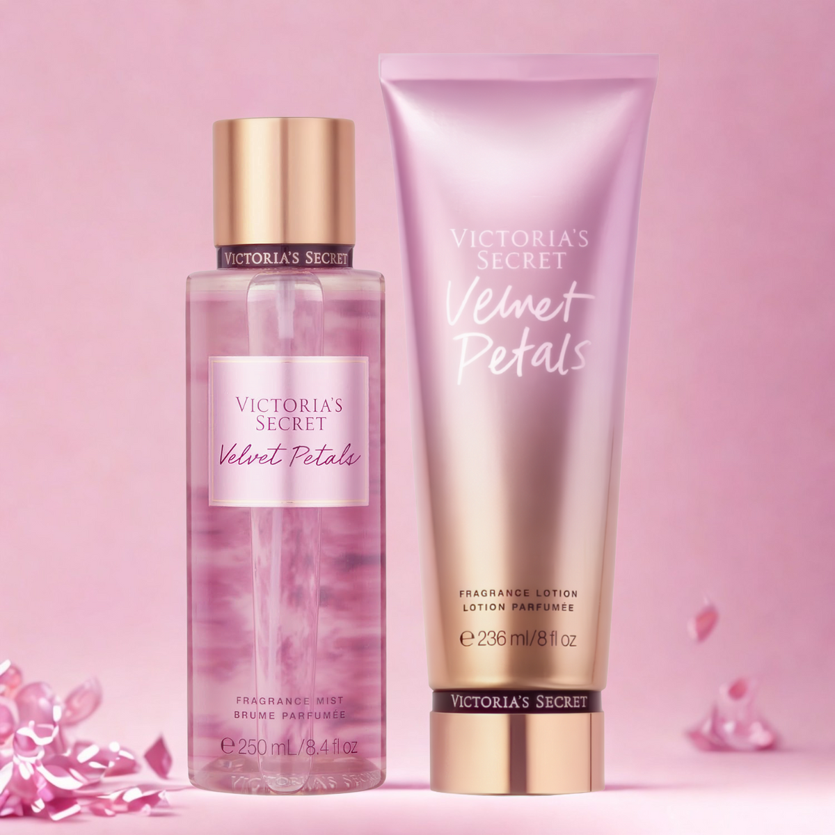 Kit de body splash e hidratante perfumado importado Velvet Petals Victoria's Secret, disponíveis na Velyre. A foto em close-up exibe os produtos sobre uma superfície rosa brilhante, com o fundo suavemente desfocado em tons de rosa.