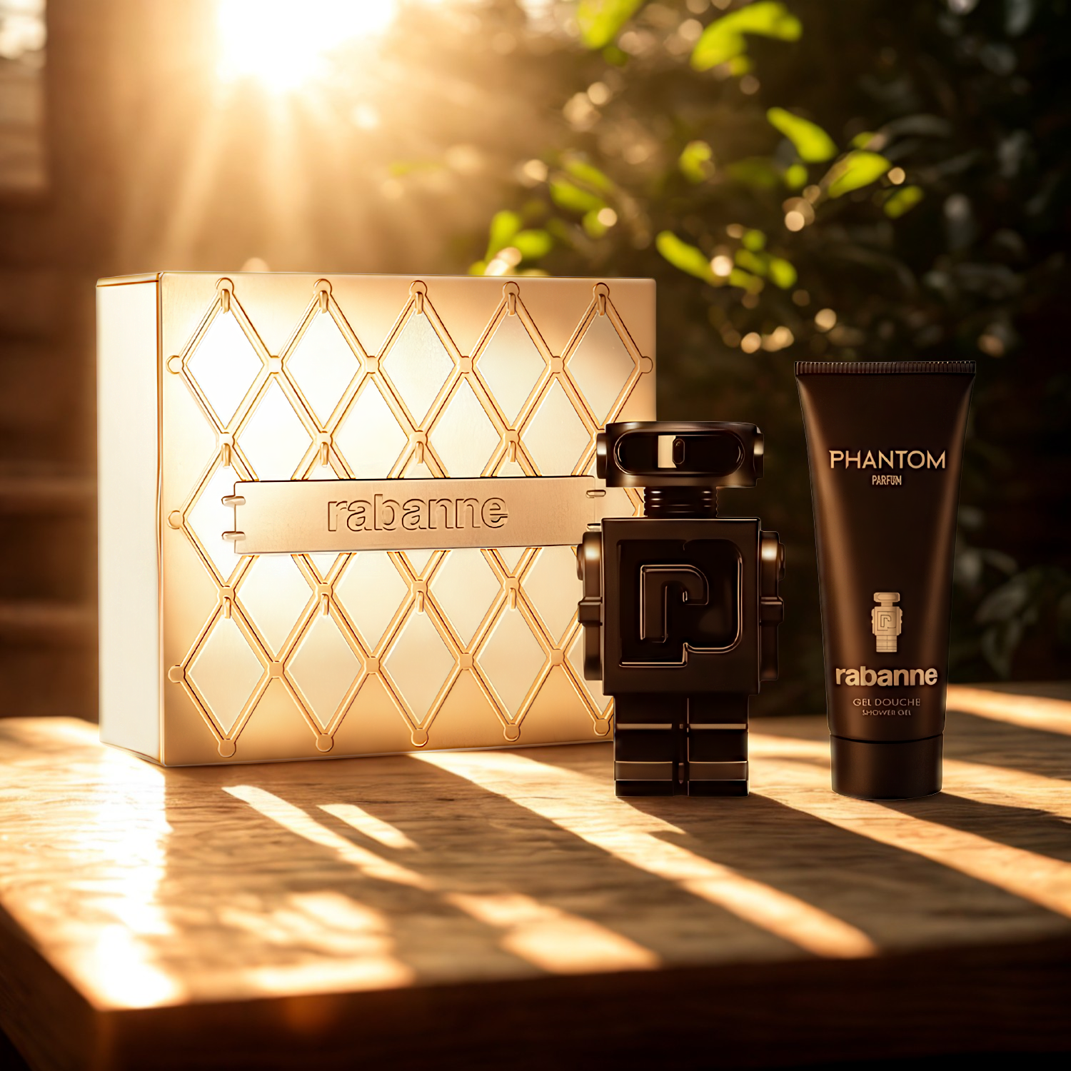 Kit masculino importado Phantom Rabanne Parfum, disponível na Velyre, apresentado sobre uma superfície de madeira sob a luz do sol, destacando o frasco de robô preto do perfume de 100ml, o gel de banho Phantom de 100ml e a embalagem elegante.