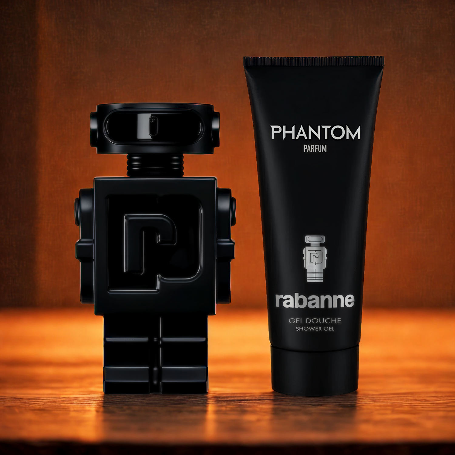 Close-up do perfume masculino importado Phantom Rabanne Parfum de 100ml, com seu frasco em formato de robô preto, ao lado do gel de banho Phantom de 100ml em embalagem preta, ambos disponíveis para compra na Velyre.