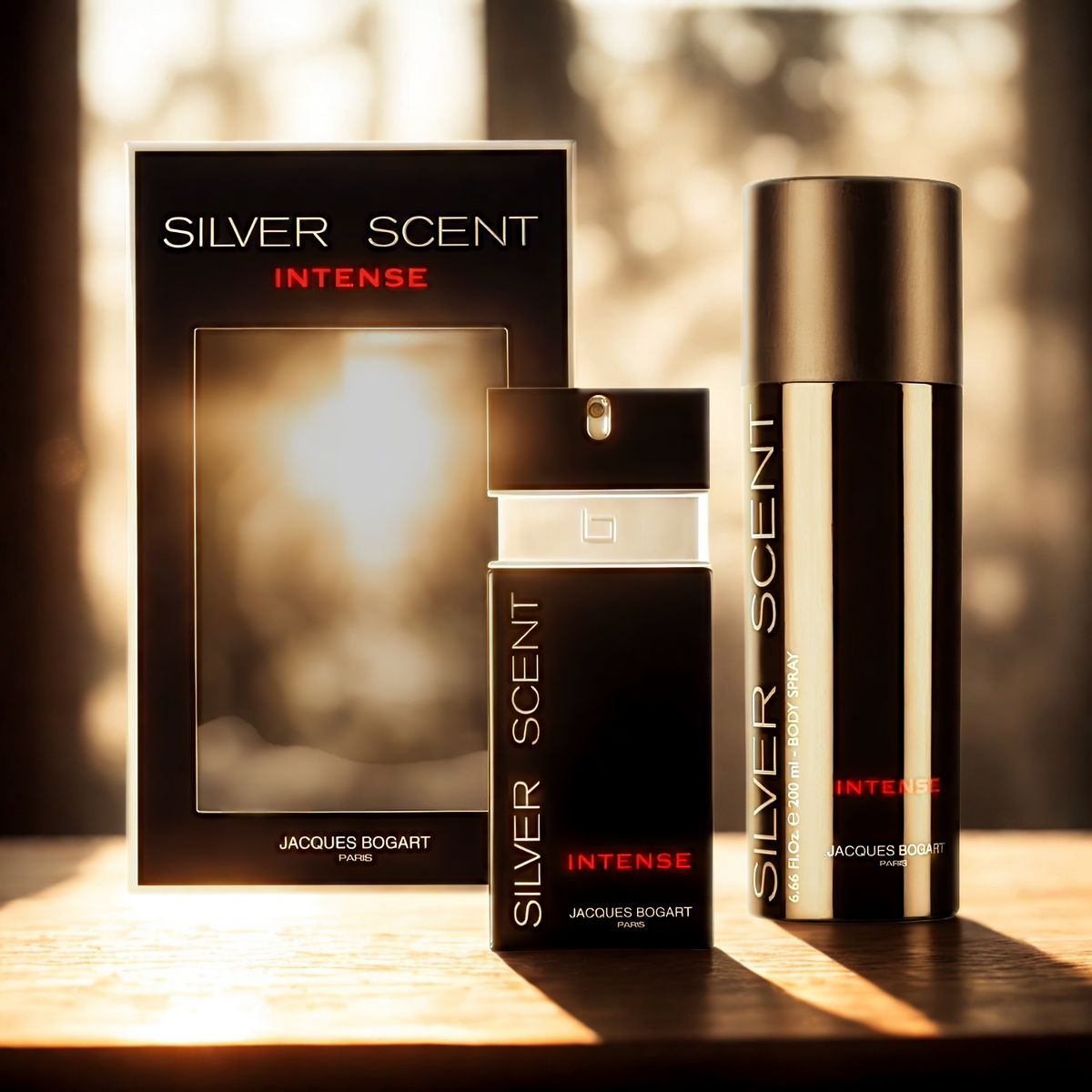 Kit importado masculino Silver Scent Intense Jacques Bogart, disponível na Velyre, com perfume e body spray sobre uma superfície de madeira sob luz suave, criando uma atmosfera elegante e masculina.