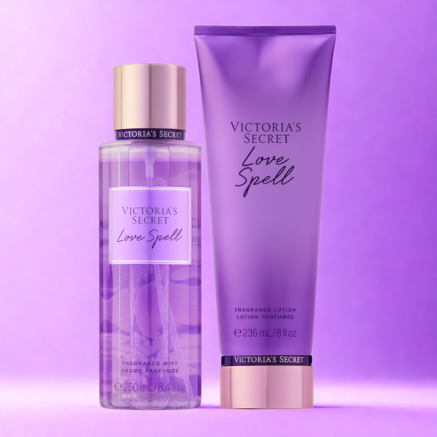 Kit de body splash e hidratante perfumado importado Love Spell Victoria's Secret em close-up, disponíveis na Velyre. A imagem mostra os produtos sobre uma superfície clara e brilhante, com um fundo romântico e floral desfocado.