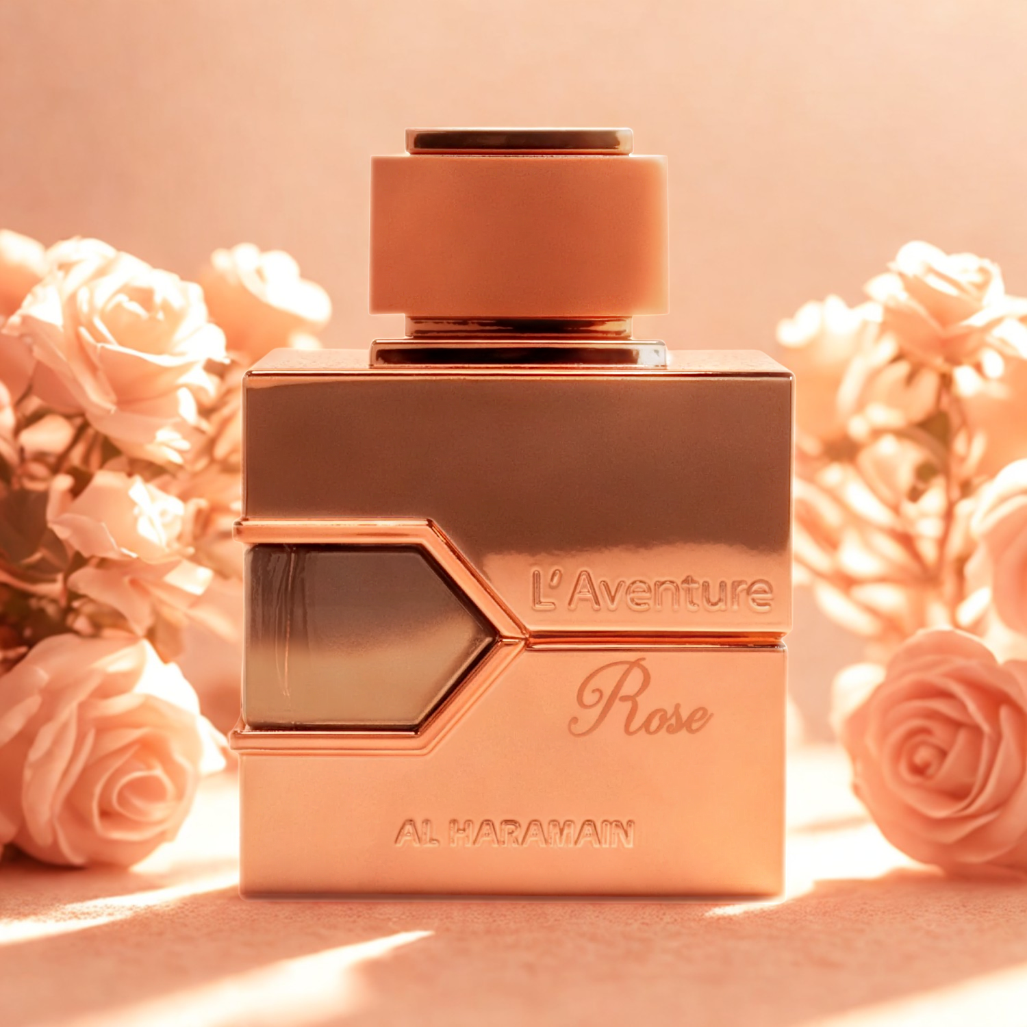 Perfume árabe feminino L'aventure Rose Al Haramain, à venda na Velyre, em destaque com fundo suave e desfocado de rosas claras, transmitindo fragrância floral delicada e romântica.