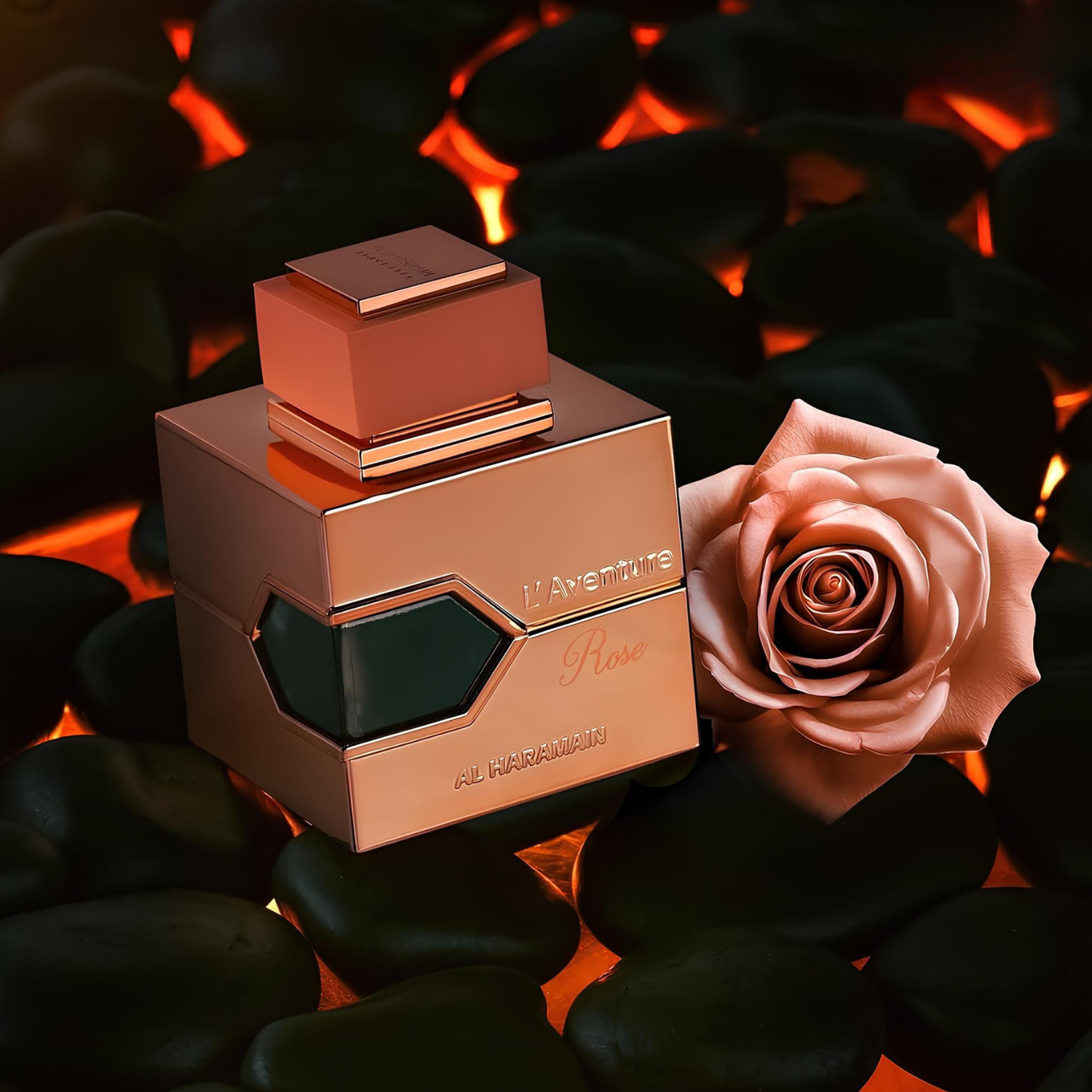 Perfume árabe L'aventure Rose Al Haramain, vendido na Velyre, posicionado sobre pedras escuras e irregulares, com rosa cor-de-pêssego ao lado, criando contraste entre a modernidade do frasco e a beleza natural da flor.