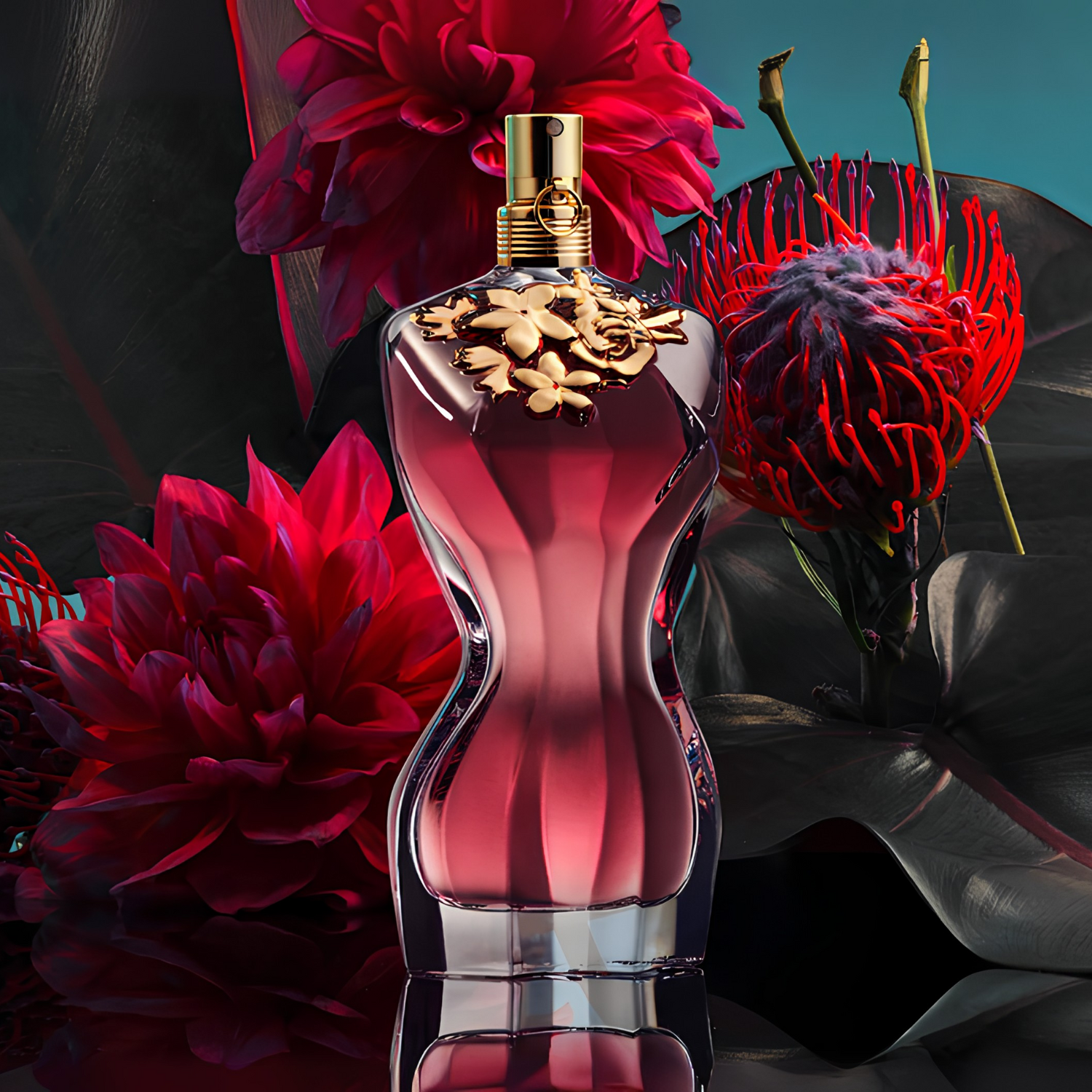 Perfume La Belle Jean Paul Gaultier em uma composição dramática com flores escuras e púrpuras, sobre um fundo em tons de azul e roxo, realçando o lado misterioso e sedutor da fragrância.