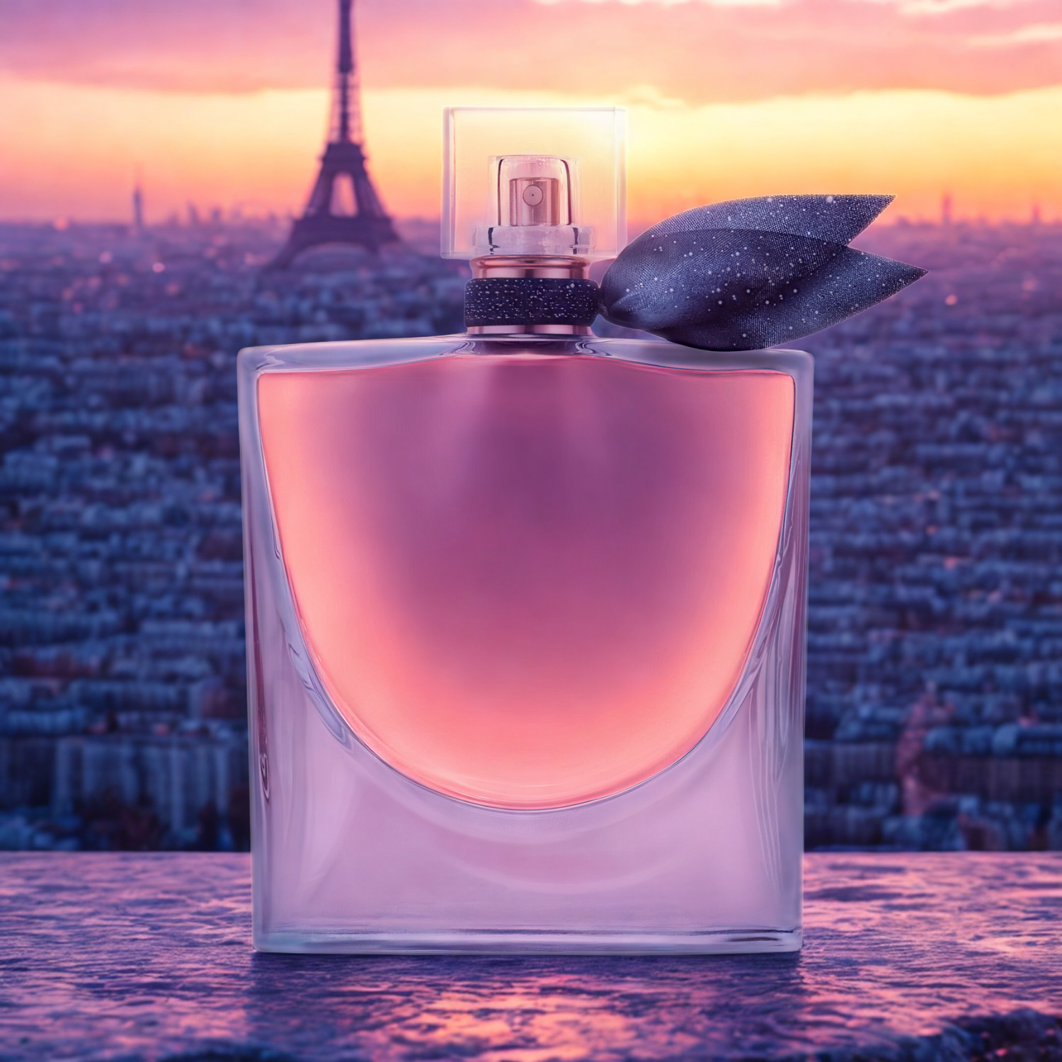 Perfume La Vie Est Belle L'Elixir Lancôme em destaque com a Torre Eiffel e a paisagem urbana de Paris ao pôr do sol em segundo plano, evocando romance e sofisticação.