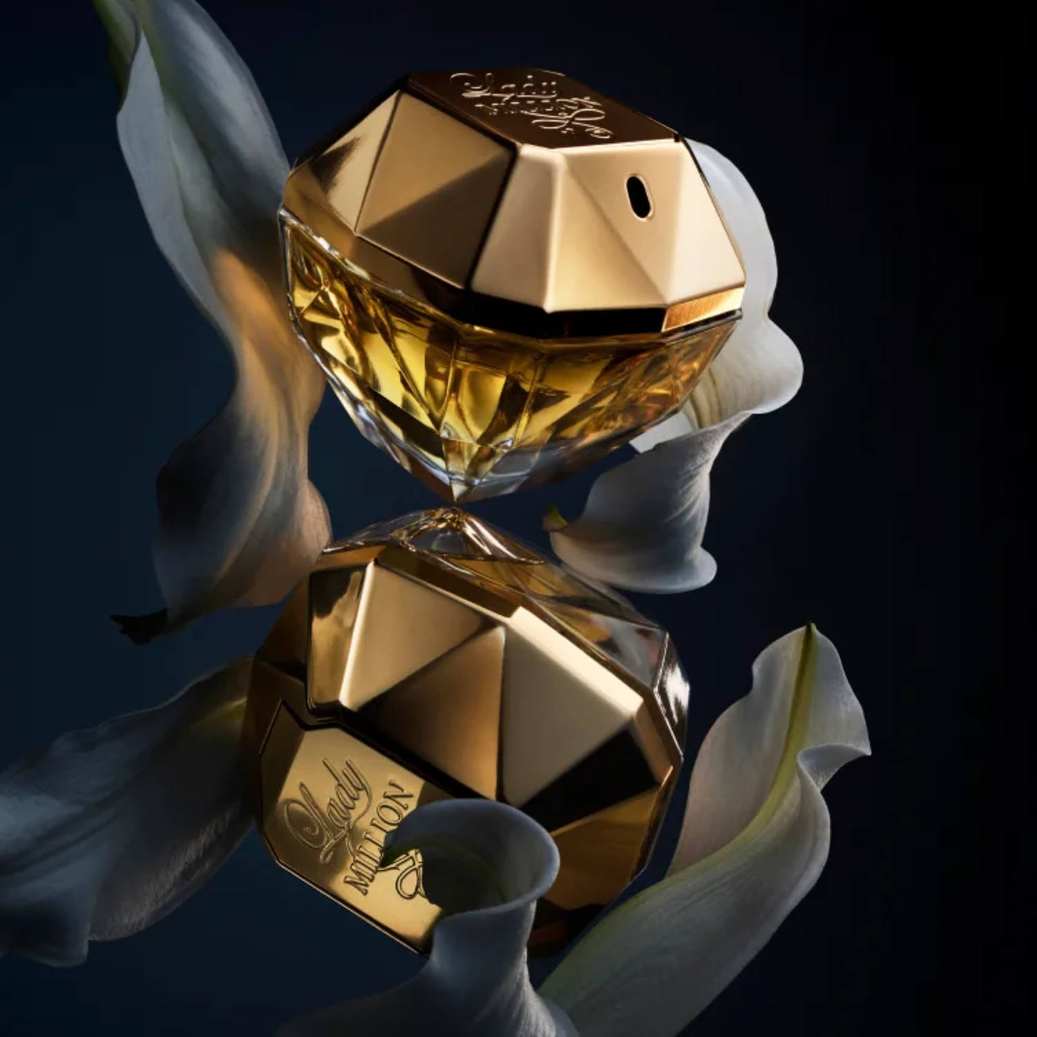 Dois frascos do perfume importado feminino Lady Million Rabanne flutuando entre delicadas flores brancas sobre um fundo escuro, sugerindo uma combinação de opulência e feminilidade, disponível na Velyre.