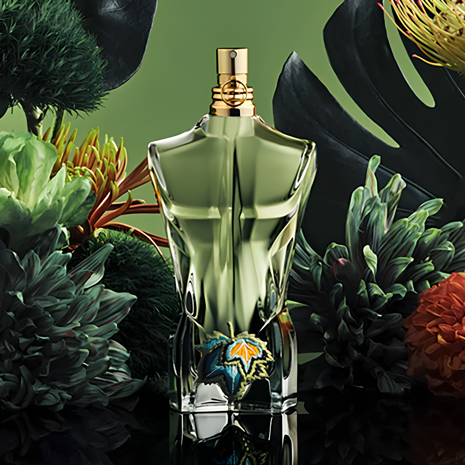 Frasco do perfume Le Beau Paradise Garden cercado por folhagens tropicais exuberantes em tons verdes, com fundo verde combinando. A composição realça o visual botânico e exótico do perfume.