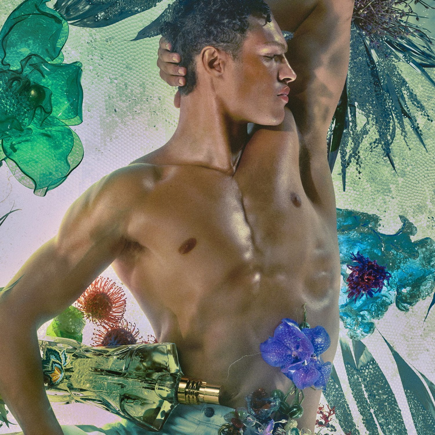 Homem de torso nu posando em meio a um cenário floral artístico e vibrante, segurando o frasco do Le Beau Paradise Garden. A composição sugere sensualidade e exuberância da fragrância masculina.