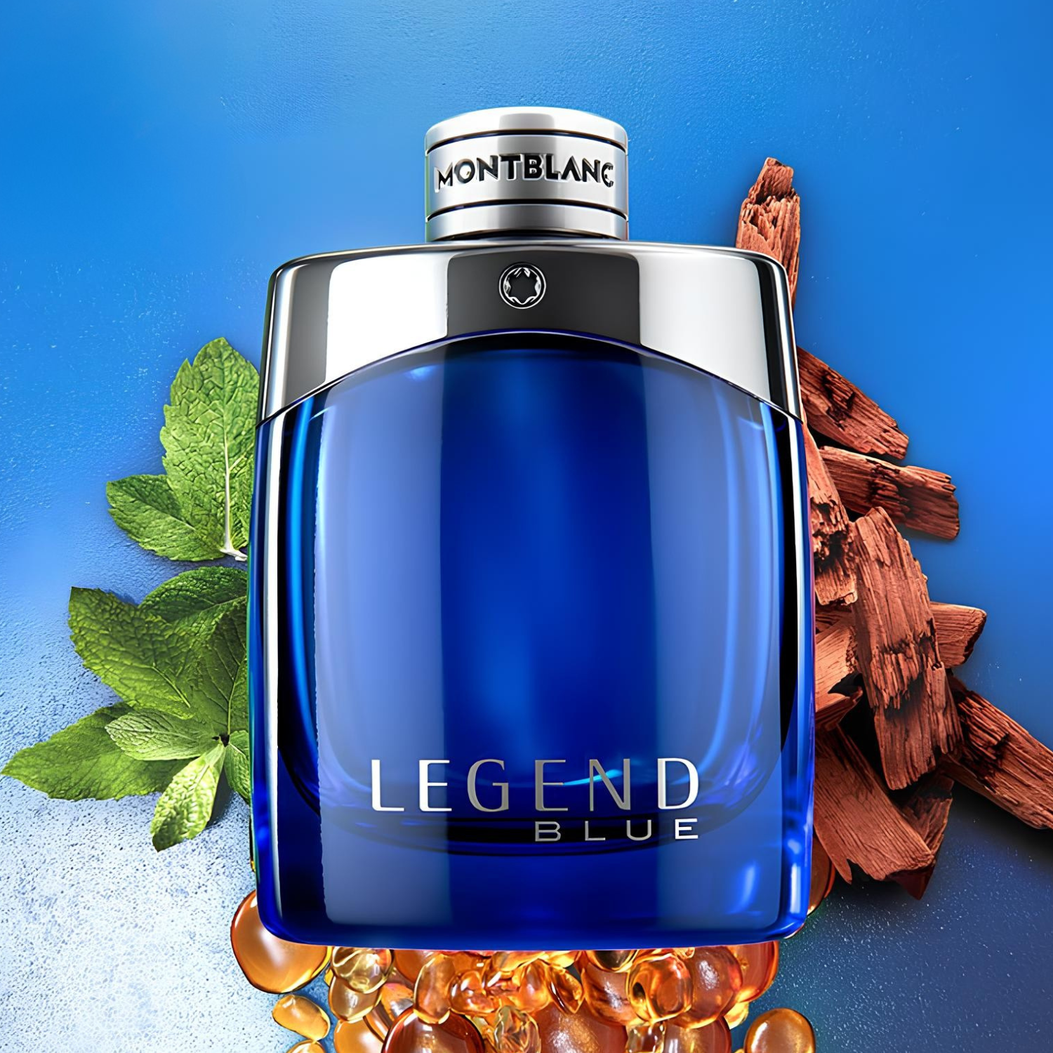 Perfume masculino Legend Blue Montblanc em destaque, cercado por pedaços de madeira rústica, folhas de hortelã e um fundo azul, sugerindo uma fragrância fresca e amadeirada.