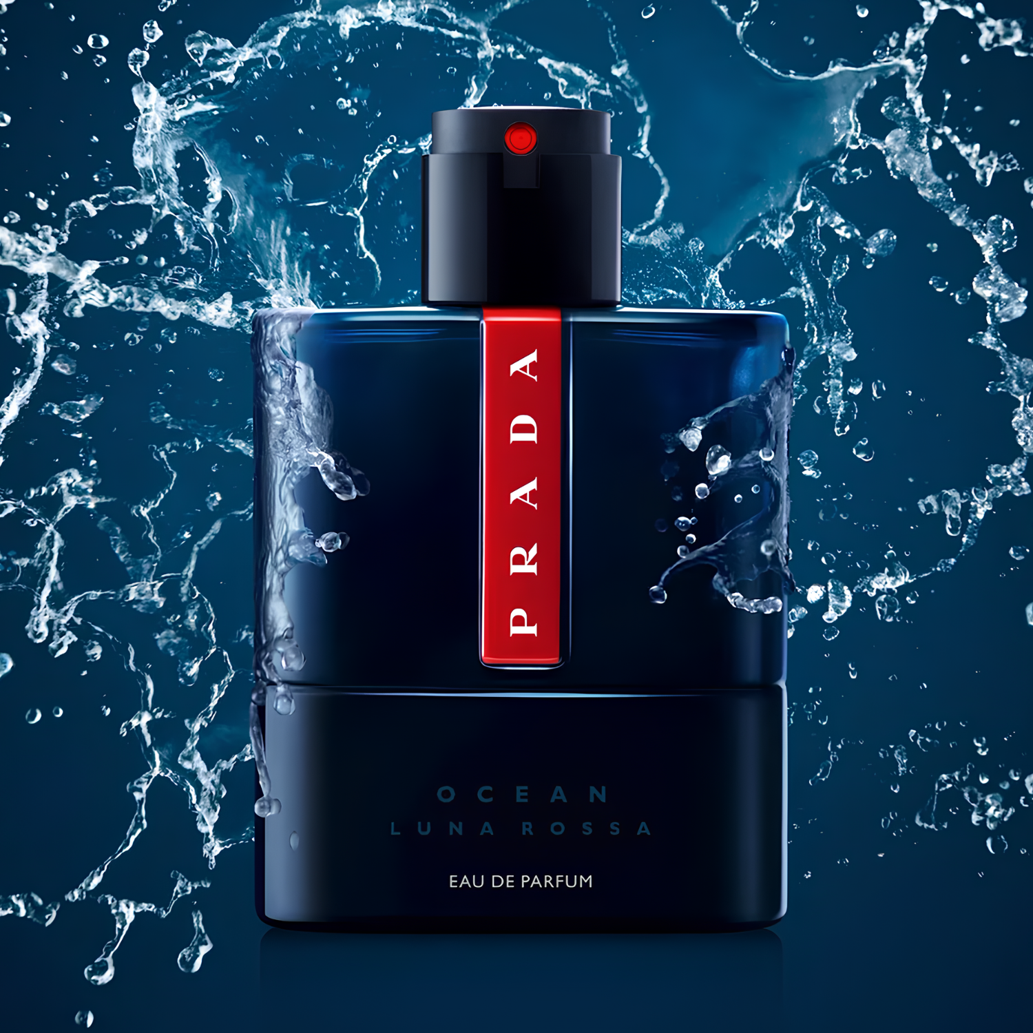 Frasco Prada Luna Rossa Ocean rodeado por respingos de água, destacando a sensação oceânica e energética da fragrância.
