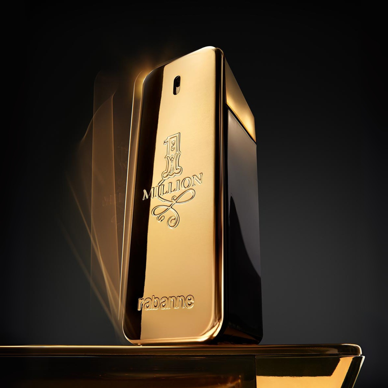 Perfume importado masculino One Million Rabanne com um rastro de luz dourada em movimento ao lado, realçando a aura de riqueza e poder da fragrância, disponível na Velyre.