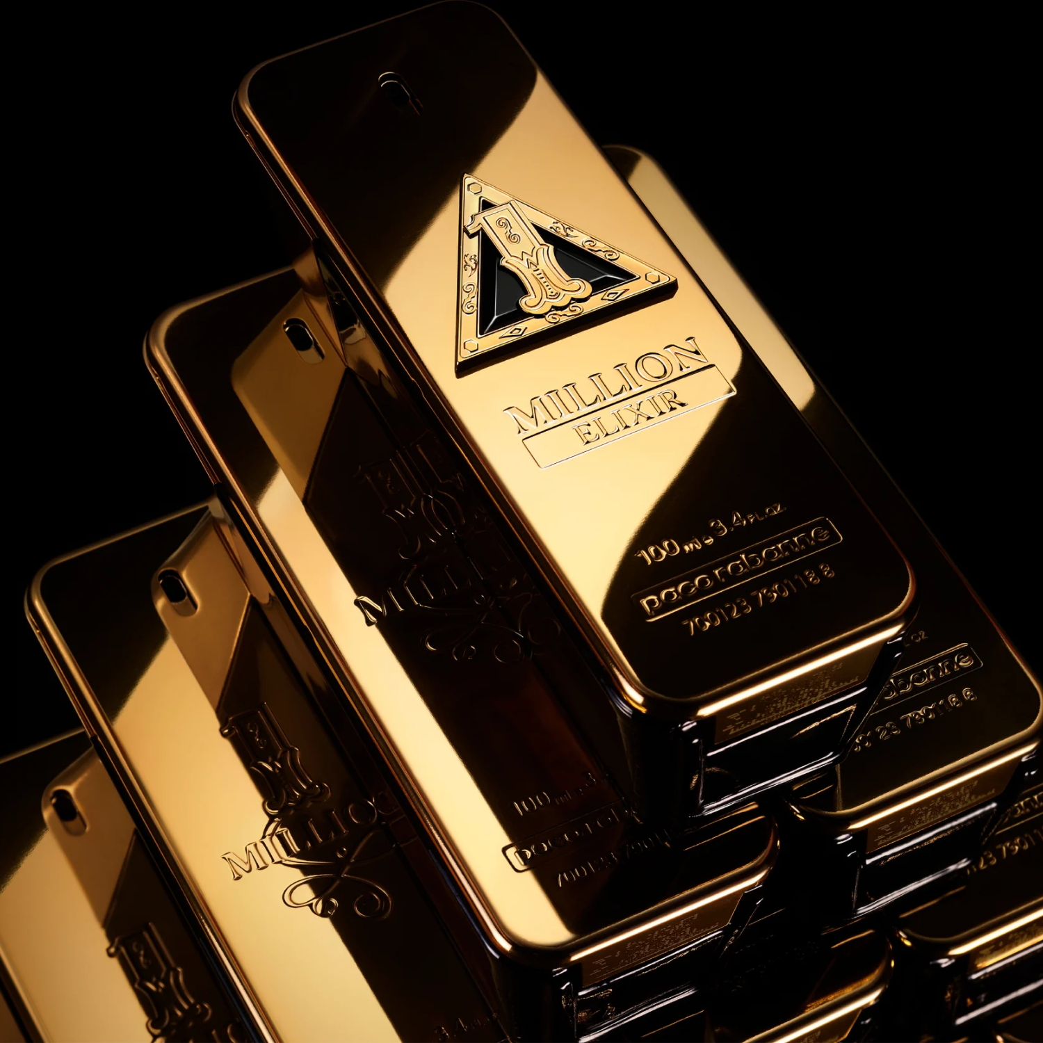 Vários frascos dourados do perfume importado masculino One Million Elixir Rabanne empilhados sobre uma superfície escura, transmitindo uma sensação de abundância e luxo intenso, disponível na Velyre.