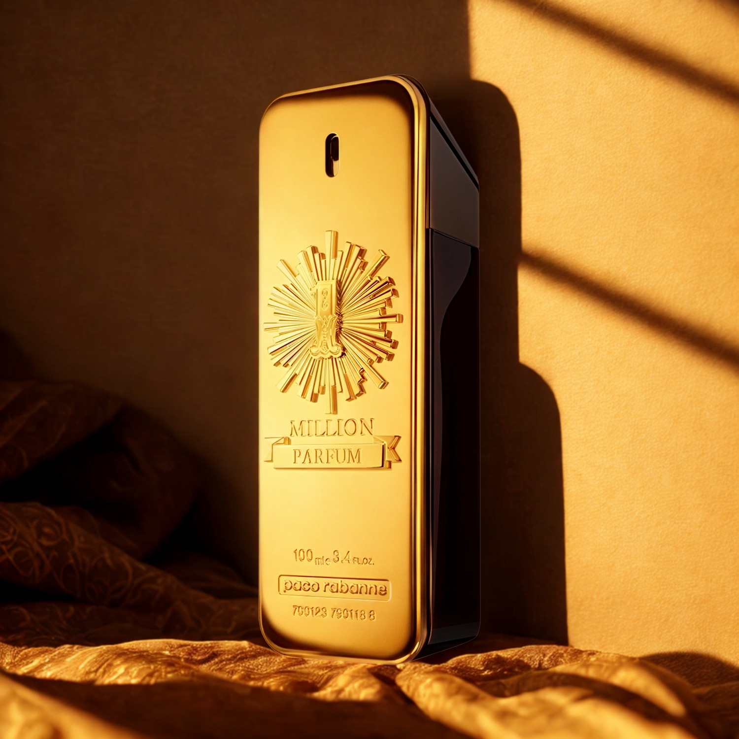 Perfume importado masculino One Million Parfum Rabanne em destaque sobre um tecido dourado e brilhante, criando uma atmosfera de riqueza e sofisticação, disponível na Velyre.