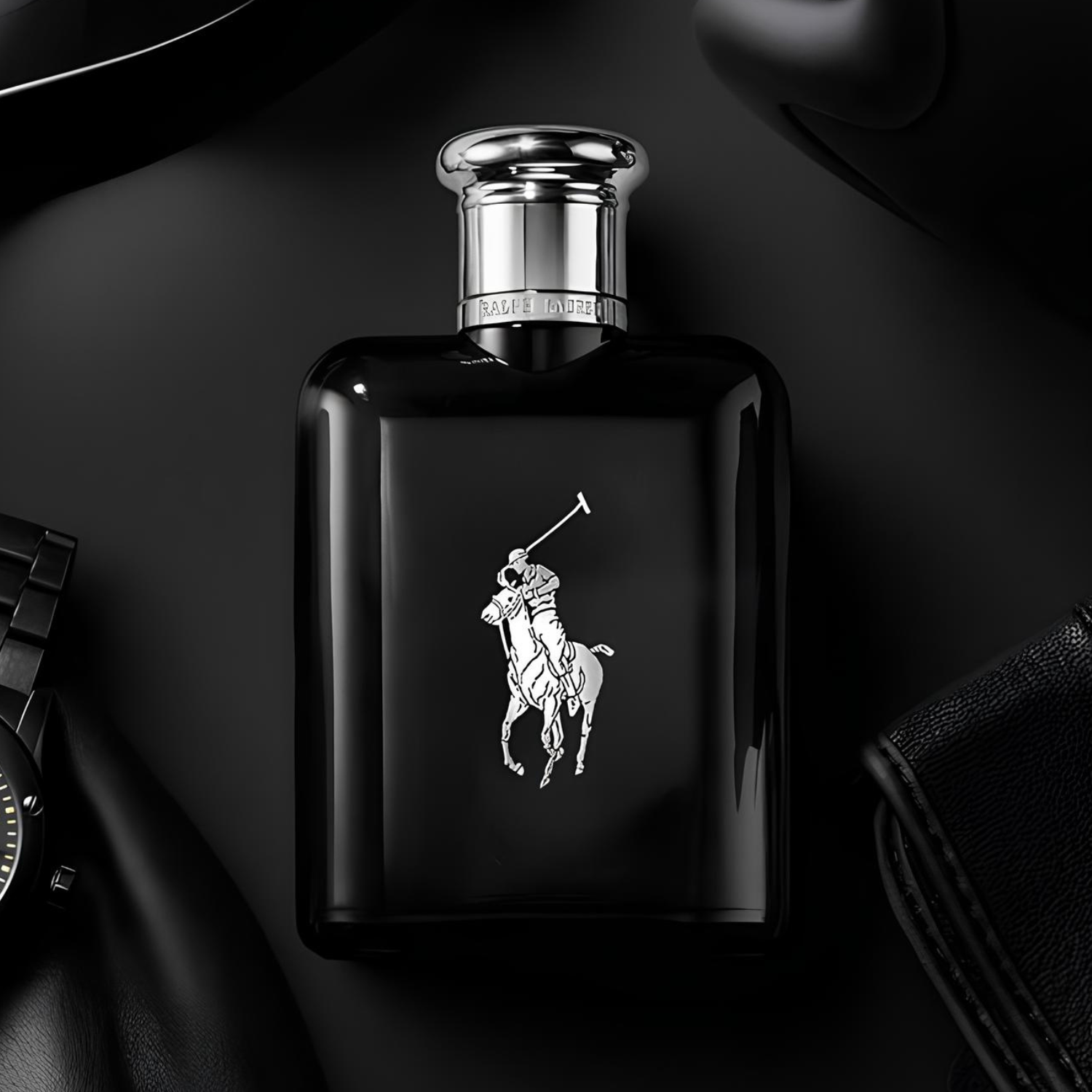 Perfume masculino Polo Black Ralph Lauren em destaque em um ambiente totalmente preto, com acessórios masculinos como um relógio e uma carteira, realçando a sofisticação e a elegância da fragrância.