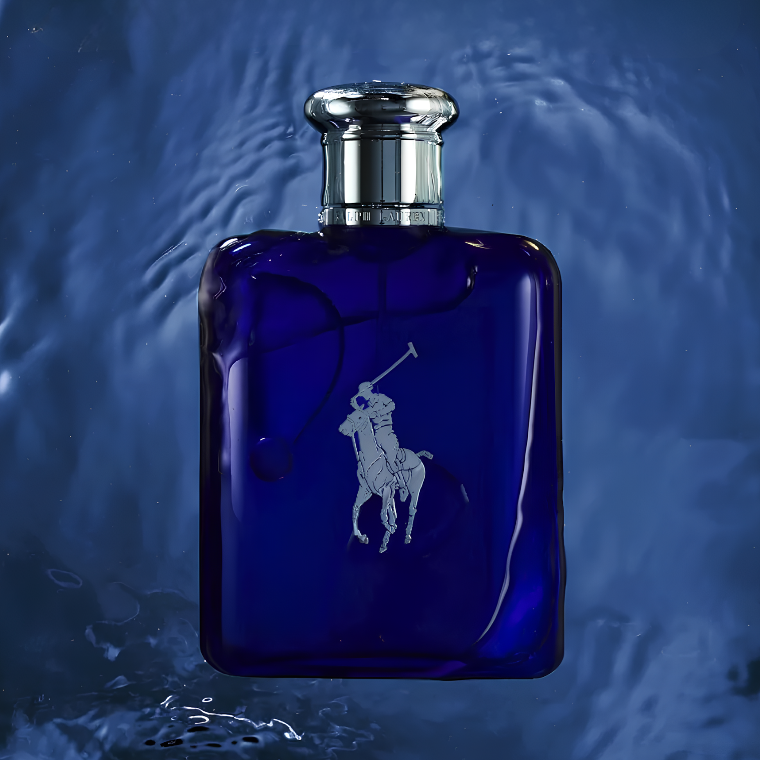 Perfume masculino Polo Blue Ralph Lauren flutuando em água azul, com ondulações e respingos, transmitindo uma sensação de frescor aquático e liberdade.