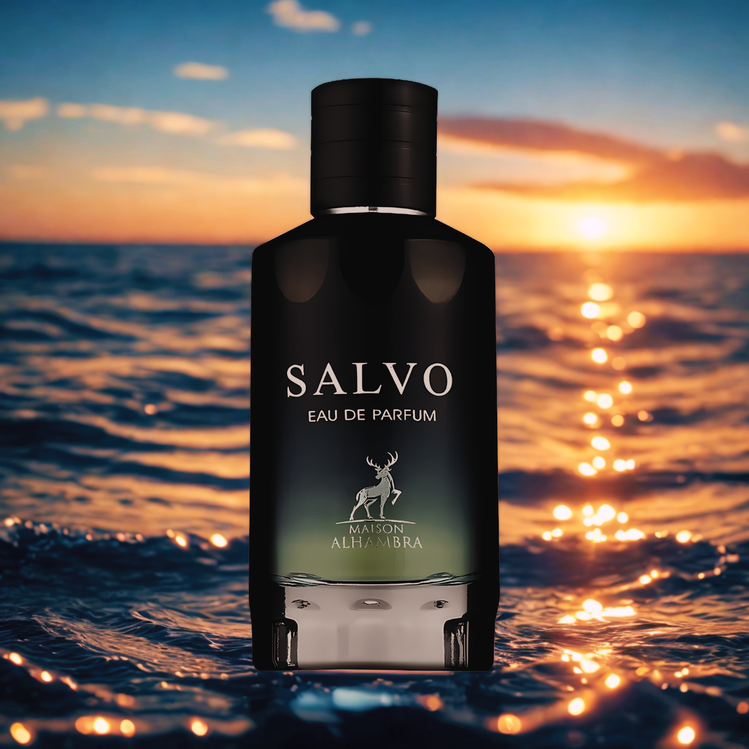 Perfume árabe masculino Salvo Maison Alhambra, disponível na Velyre, em destaque com sol se pondo sobre o mar calmo ao fundo, criando atmosfera fresca e aventureira, ideal para aroma aquático e amadeirado.