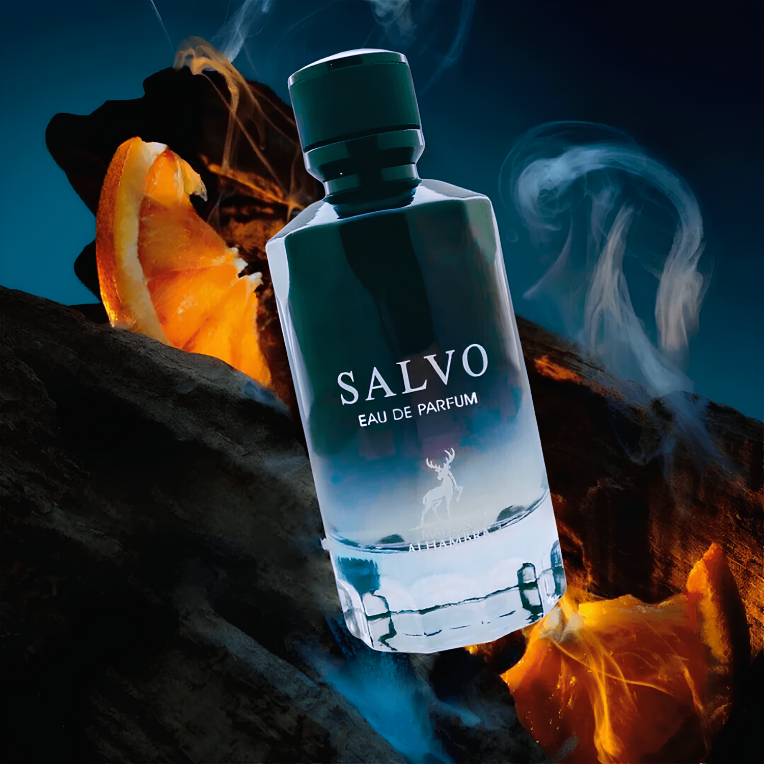 Perfume árabe Salvo Maison Alhambra, disponível na Velyre, inclinado em cenário com pedaços de madeira escura e rodela de laranja, além de volutas de fumaça branca, sugerindo combinação de notas terrosas, cítricas e aromáticas.