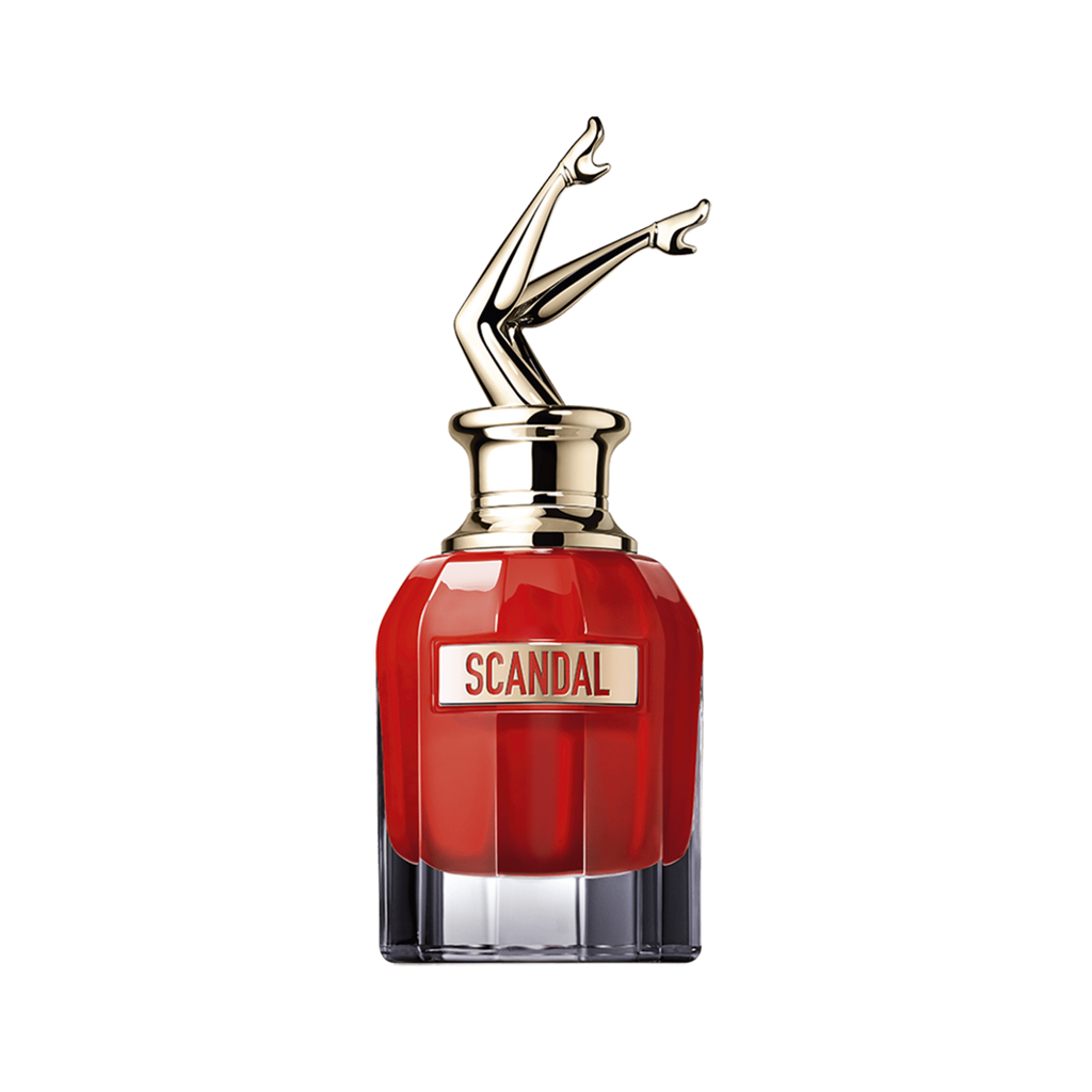 Frasco do perfume Scandal Le Parfum Jean Paul Gaultier em destaque sobre fundo transparente, com líquido vermelho e tampa dourada em formato de pernas femininas cruzadas para o alto.