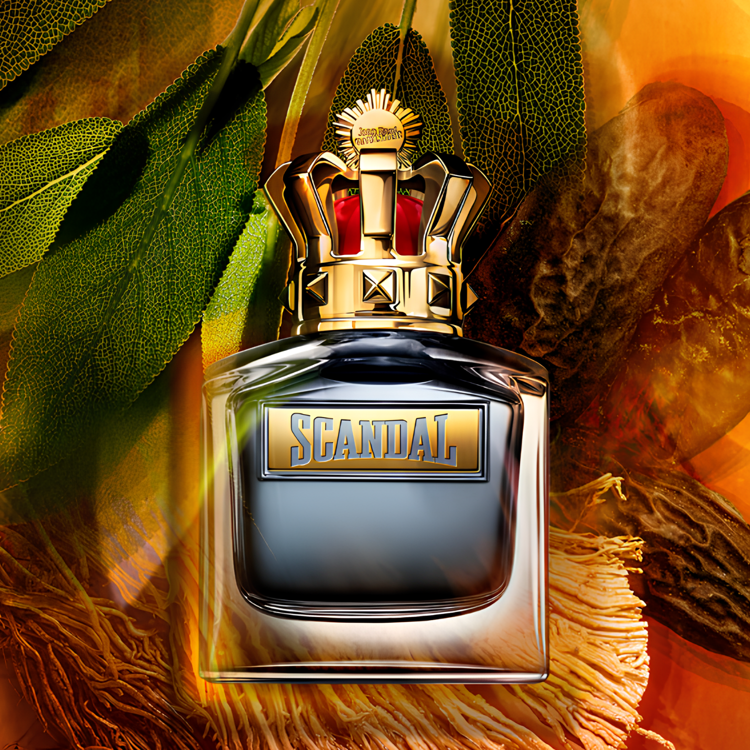 Perfume Scandal Pour Homme Jean Paul Gaultier em uma composição com folhas de sálvia frescas, sugerindo as notas aromáticas e herbáceas da fragrância.
