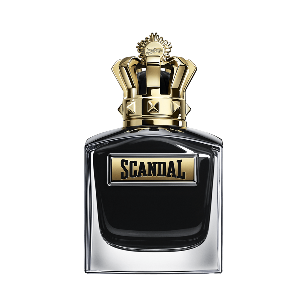 Frasco do perfume Scandal Pour Homme Parfum de Jean Paul Gaultier com fundo transparente, revelando o design sofisticado do frasco preto com tampa dourada em formato de coroa imponente e a logomarca “SCANDAL” em destaque.