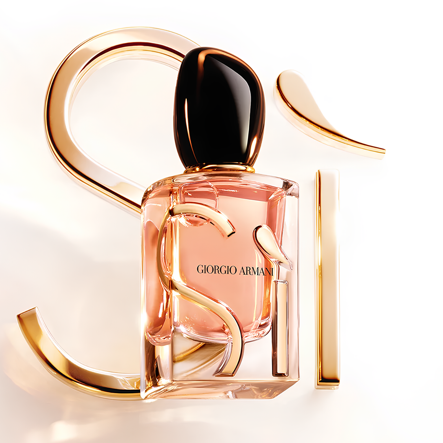 Perfume feminino Sì Giorgio Armani em destaque com elementos dourados abstratos ao redor, em um fundo branco, realçando a elegância e a sofisticação da fragrância.