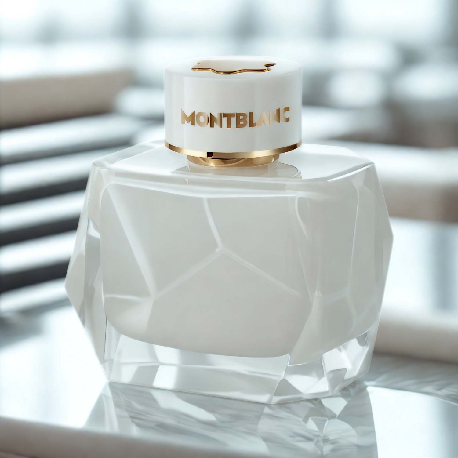 Perfume Montblanc Signature em superfície de mármore branco com fundo desfocado. Frasco com linhas geométricas e tampa elegante.