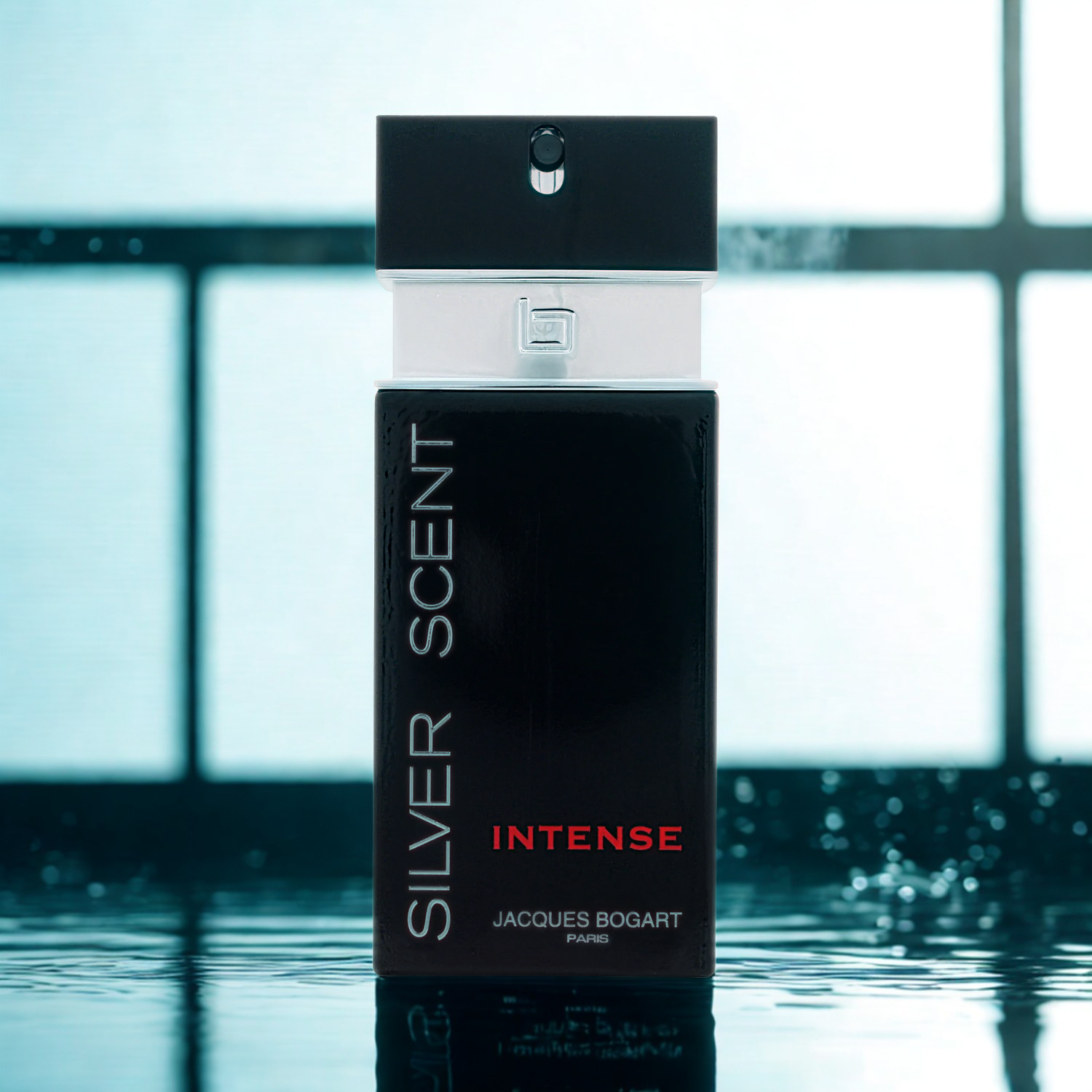 Perfume Silver Scent Intense Jacques Bogart em destaque sobre superfície com reflexos de luz, criando uma atmosfera moderna e sofisticada para fragrância masculina.