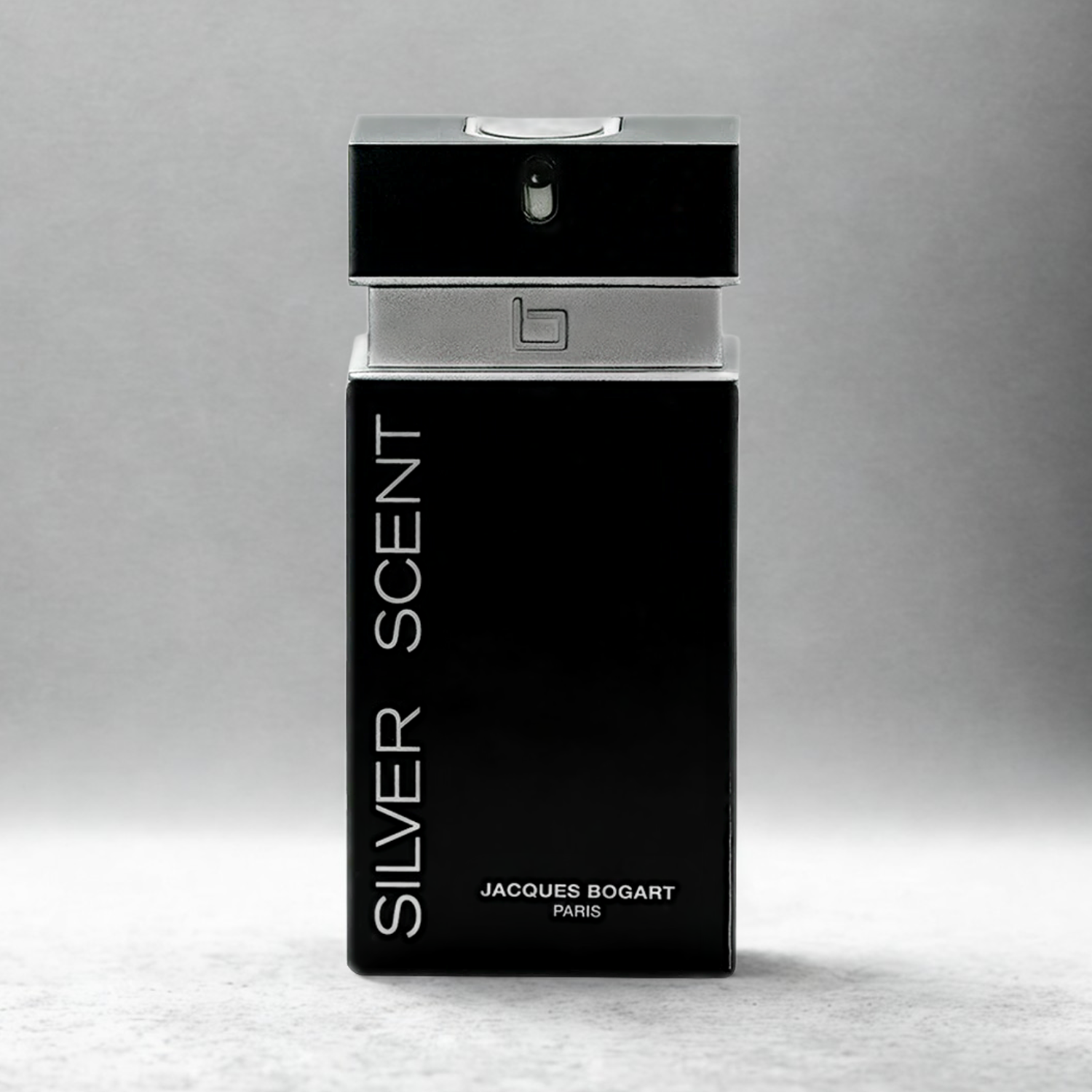 Perfume masculino Silver Scent Jacques Bogart sobre superfície clara, com iluminação suave, realçando o design elegante e moderno da fragrância.