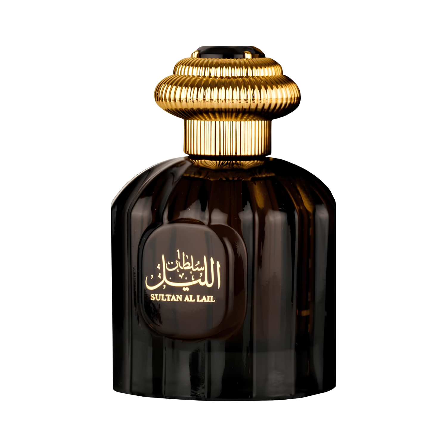 Frasco do perfume árabe unissex Sultan Al Lail Al Wataniah Eau de Parfum, disponível na Velyre, em vidro âmbar escuro com ranhuras verticais, placa oval centralizada com a inscrição 'السلطان الليل' em árabe e 'SULTAN AL LAIL' em letras latinas, ambas em dourado, tampa dourada ornamentada com pedra preta.