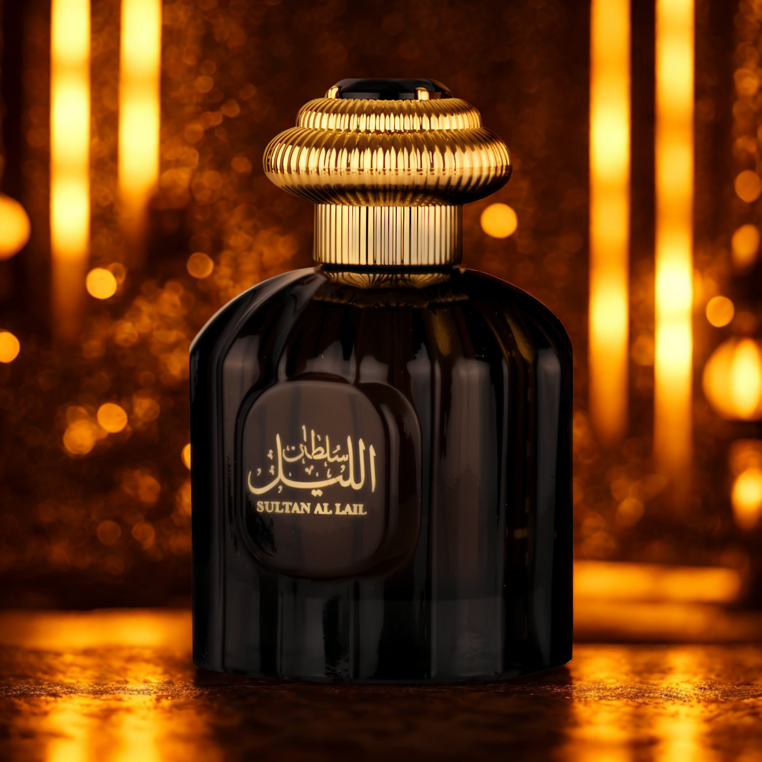 Perfume árabe unissex Sultan Al Lail Al Wataniah, disponível na Velyre, em destaque com fundo desfocado de luzes douradas verticais, criando atmosfera quente, misteriosa e sofisticada.