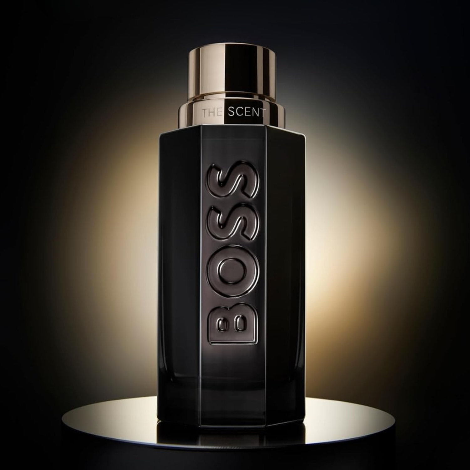 Perfume Boss The Scent Magnetic da Hugo Boss posicionado sobre pedestal com fundo preto e iluminação dourada ao fundo, destacando seu visual imponente.