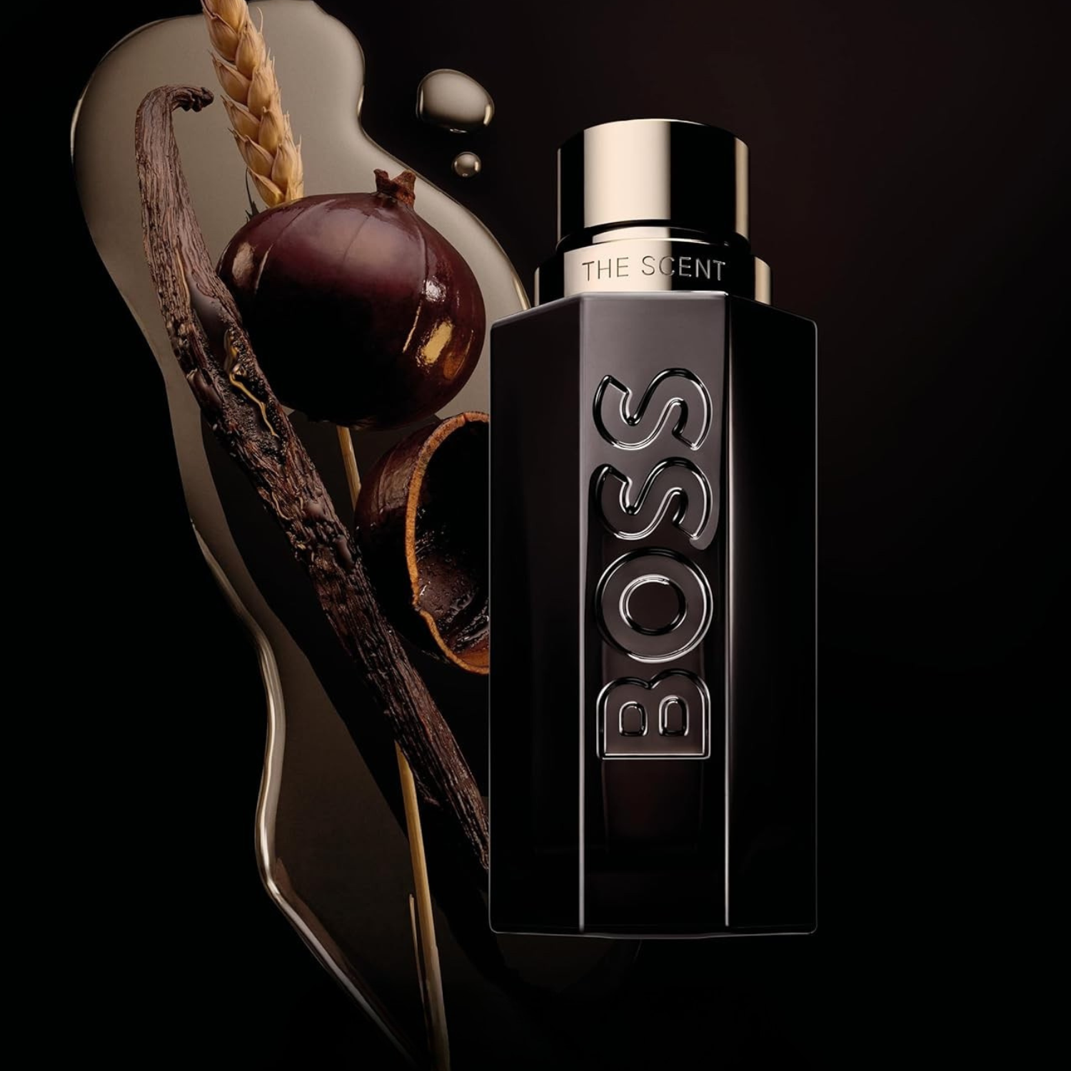 Perfume Boss The Scent Magnetic da Hugo Boss ao lado de ingredientes naturais como vagem de baunilha, gengibre e tangerina, representando sua composição quente e exótica.