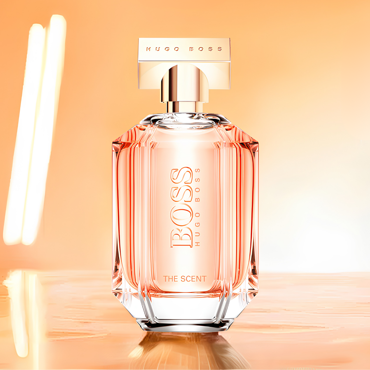 Perfume The Scent for Her Boss em destaque sobre uma superfície brilhante com reflexos em tons alaranjados, e linhas de luz verticais ao fundo, criando uma atmosfera quente e convidativa, realçando a cor do líquido.