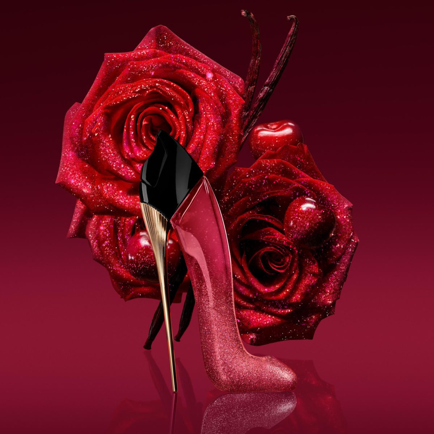 Perfume importado feminino Very Good Girl Glam Carolina Herrera em destaque em uma composição dramática com rosas vermelhas brilhantes e favas de baunilha escuras, sugerindo uma fragrância floral gourmand e sedutora, disponível na Velyre.