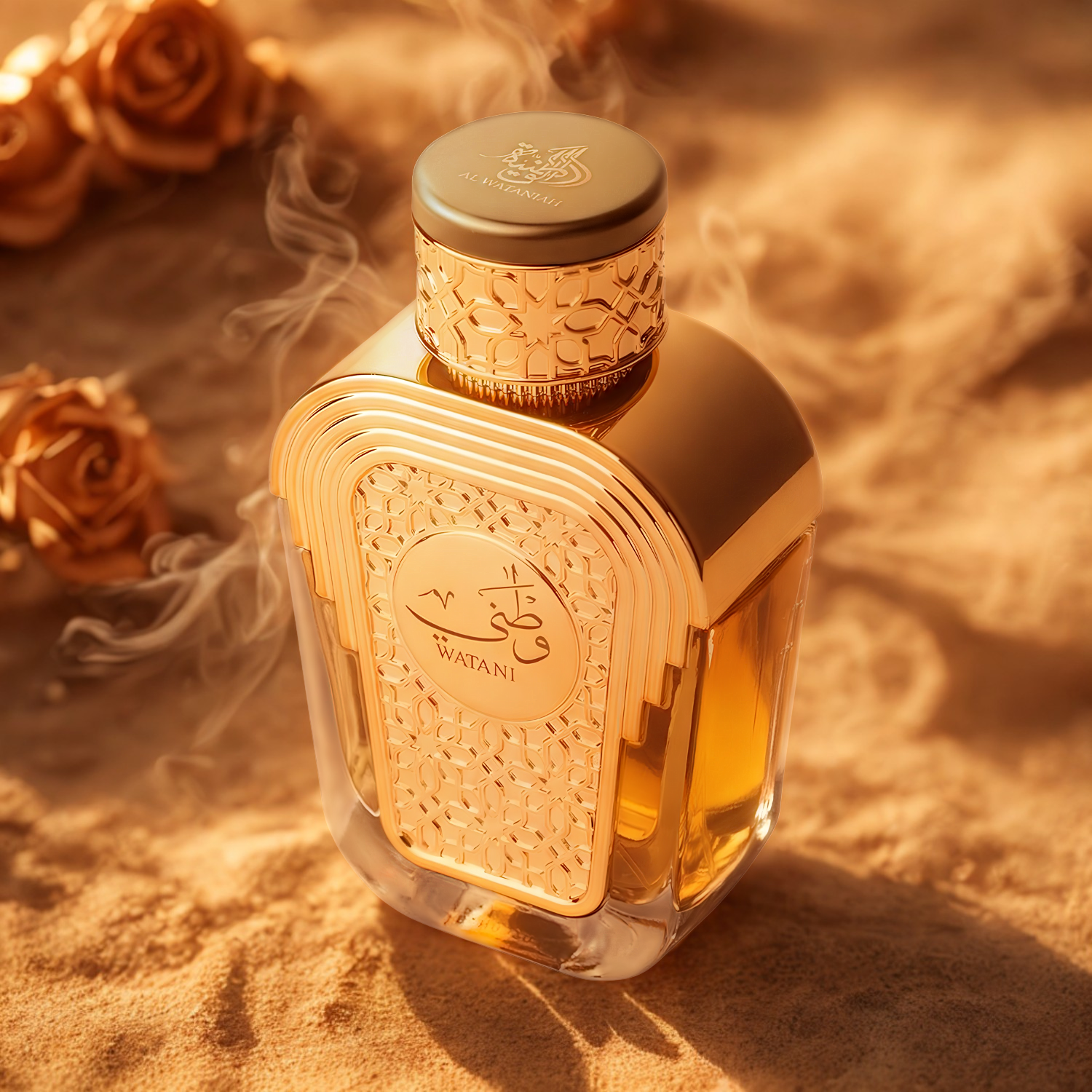 Perfume árabe Watani Al Wataniah, disponível na Velyre, posicionado sobre uma superfície que remete à areia do deserto, com rosas douradas desfocadas ao fundo e uma névoa sutil, evocando luxo oriental e mistério.