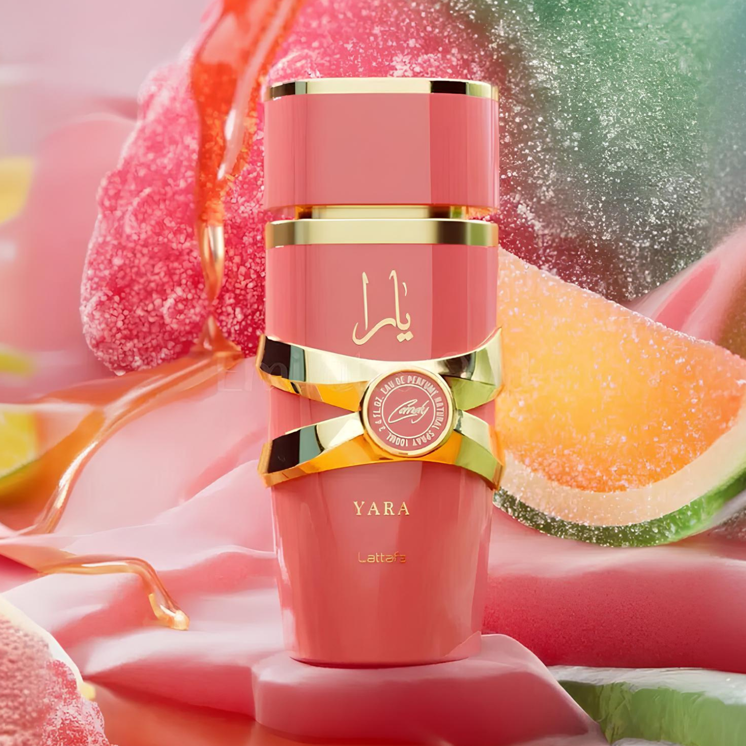 Perfume árabe feminino Yara Candy Lattafa, disponível na Velyre, com fundo repleto de doces coloridos e texturas açucaradas, evocando fragrância doce e gourmand.