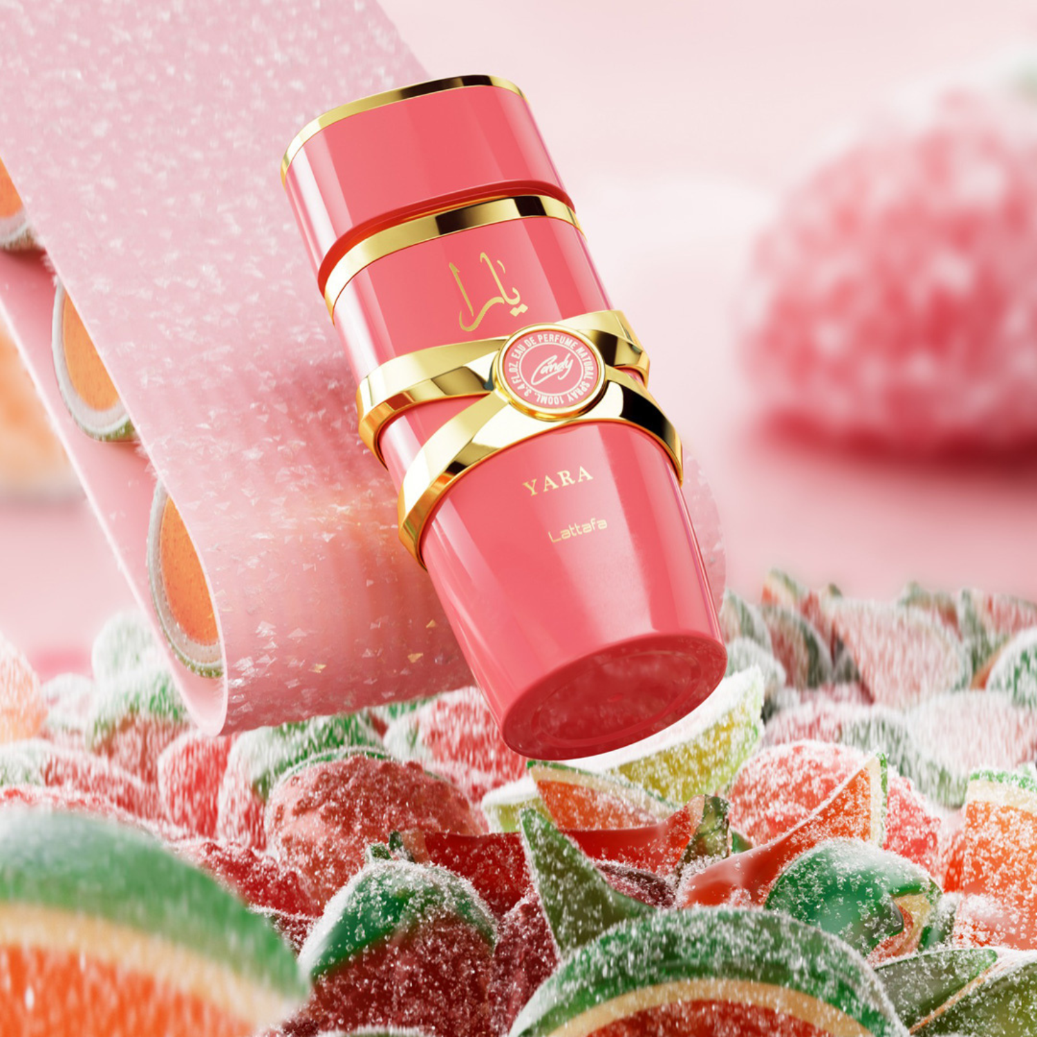 Perfume árabe Yara Candy Lattafa, à venda na Velyre, parcialmente imerso em doces e guloseimas coloridas, reforçando toque açucarado e divertido.